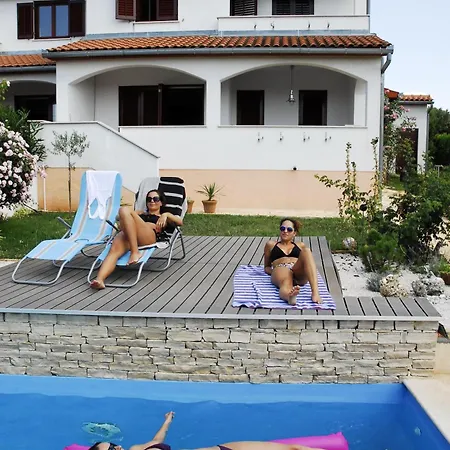 بيت للعطل Mit Ueberdachter Terrasse Und Pool Tar-Vabriga