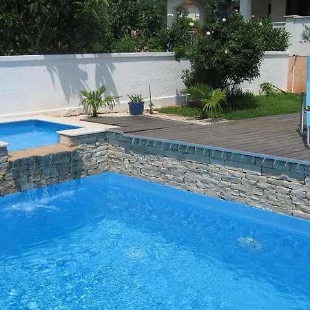 Mit Ueberdachter Terrasse Und Pool Tar-Vabriga