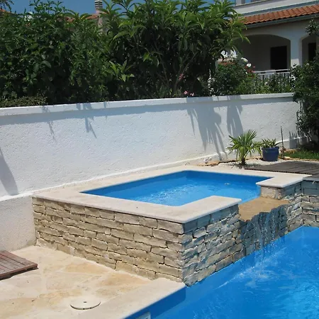 Hébergement de vacances Mit Ueberdachter Terrasse Und Pool *