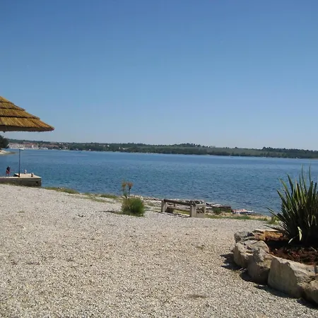 Hébergement de vacances Mit Ueberdachter Terrasse Und Pool Tar-Vabriga