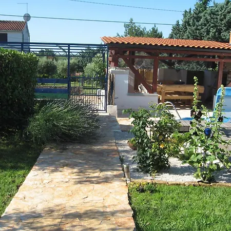Mit Ueberdachter Terrasse Und Pool Tar-Vabriga