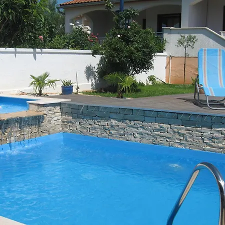 Mit Ueberdachter Terrasse Und Pool * Tar-Vabriga