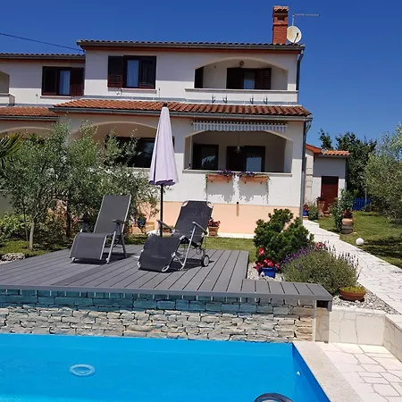 بيت للعطل Mit Ueberdachter Terrasse Und Pool Tar-Vabriga