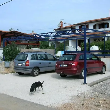 Mit Ueberdachter Terrasse Und Pool Hébergement de vacances