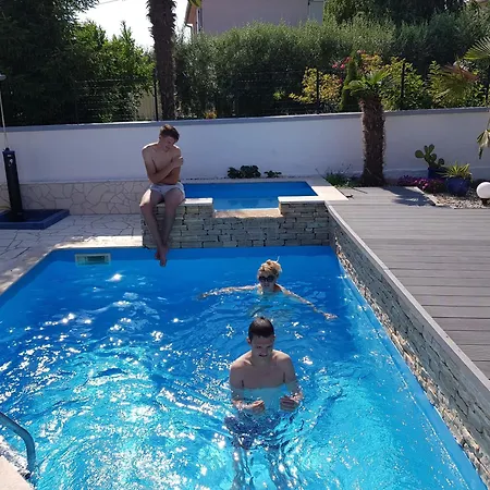 Mit Ueberdachter Terrasse Und Pool بيت للعطل