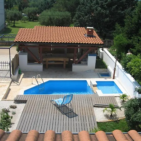 Hébergement de vacances Mit Ueberdachter Terrasse Und Pool *