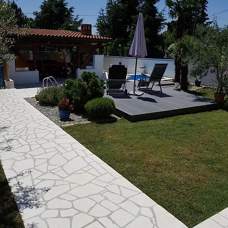 Mit Ueberdachter Terrasse Und Pool Hébergement de vacances *